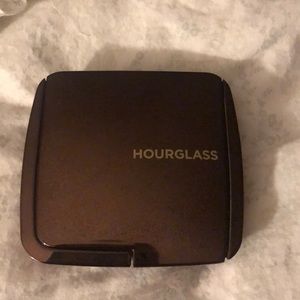 Hourglass ambient light in diffused light